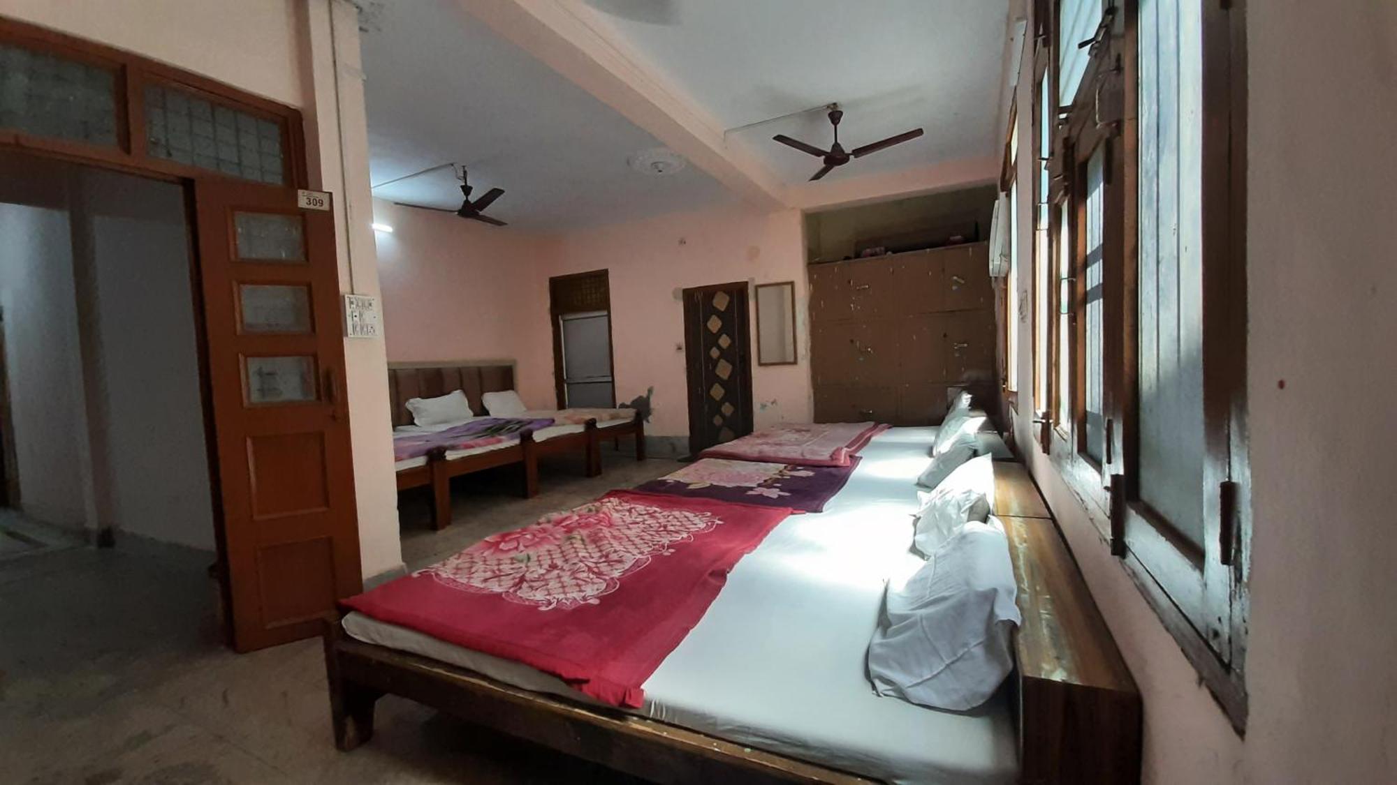 Subhadra Guest House Матура Стая снимка