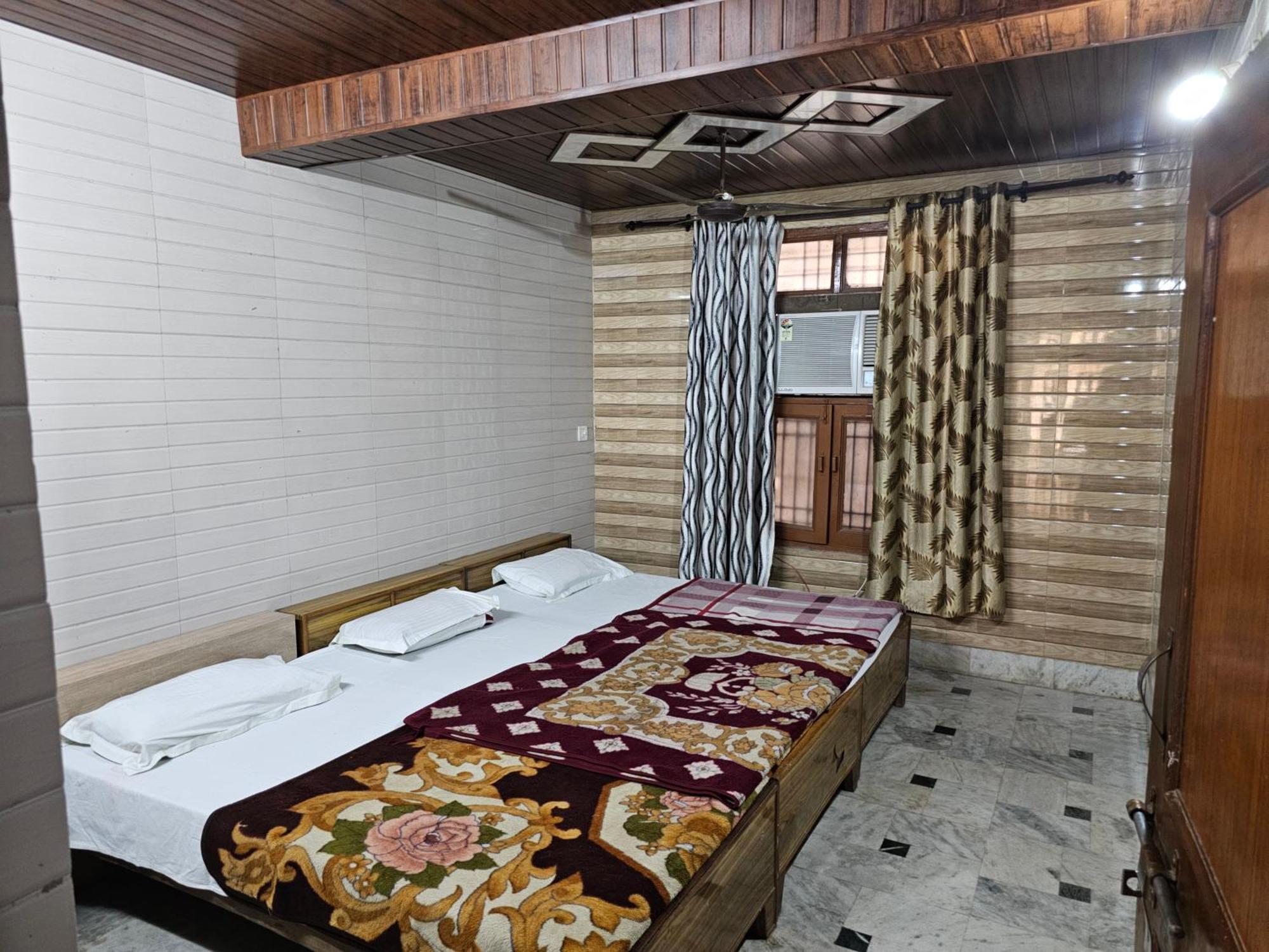 Subhadra Guest House Матура Стая снимка