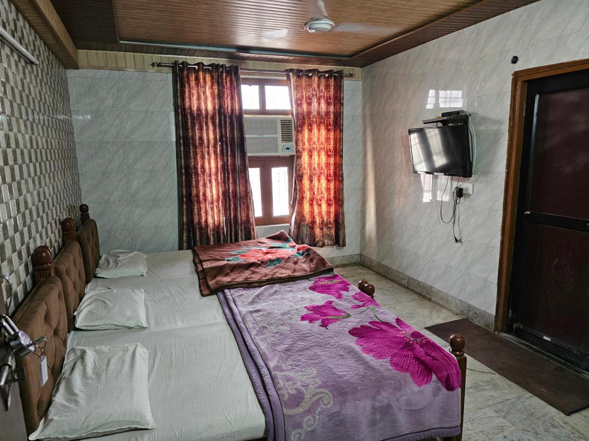 Subhadra Guest House Матура Стая снимка