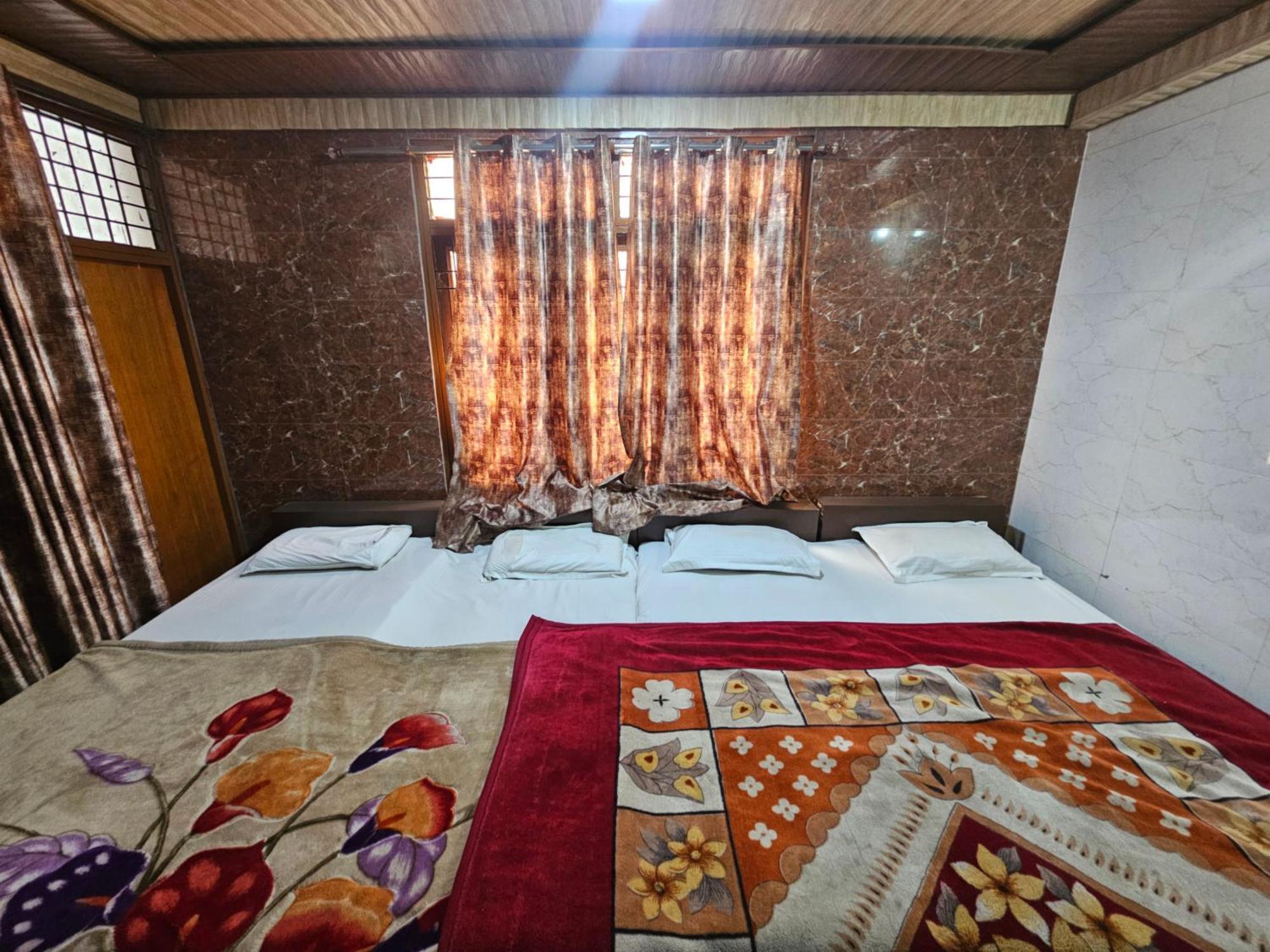 Subhadra Guest House Матура Стая снимка