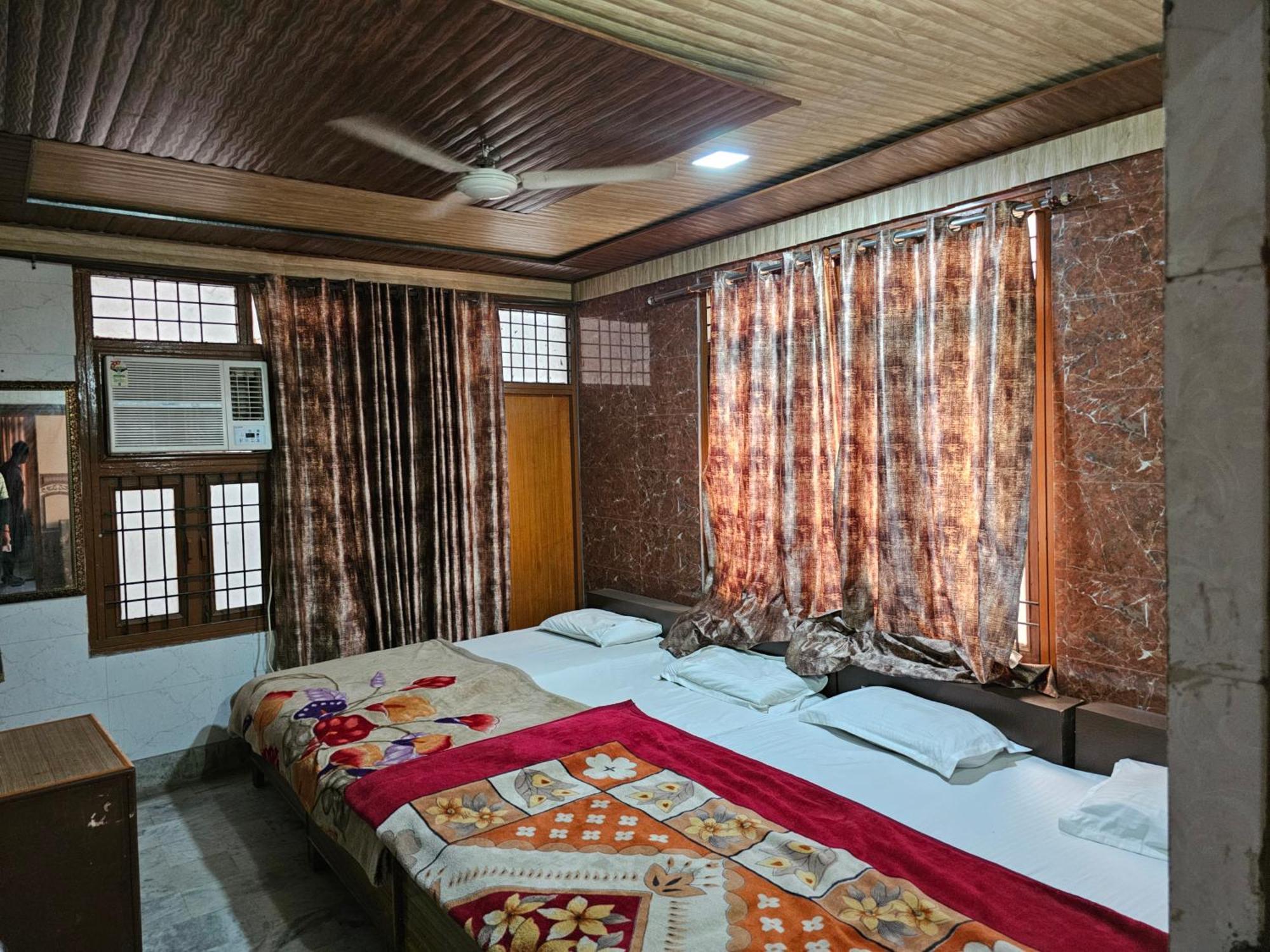 Subhadra Guest House Матура Стая снимка