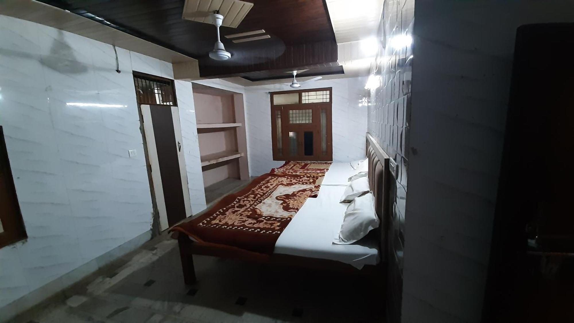 Subhadra Guest House Матура Екстериор снимка